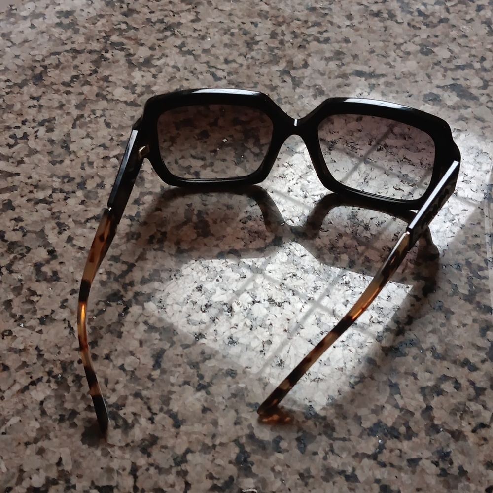 Prada Women Shades - Picture 3 of 4